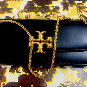 A beautiful Tory Burch never worn in excellent condition.